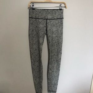 Lulu Lemon Black and White Pattern Leggings Size 4